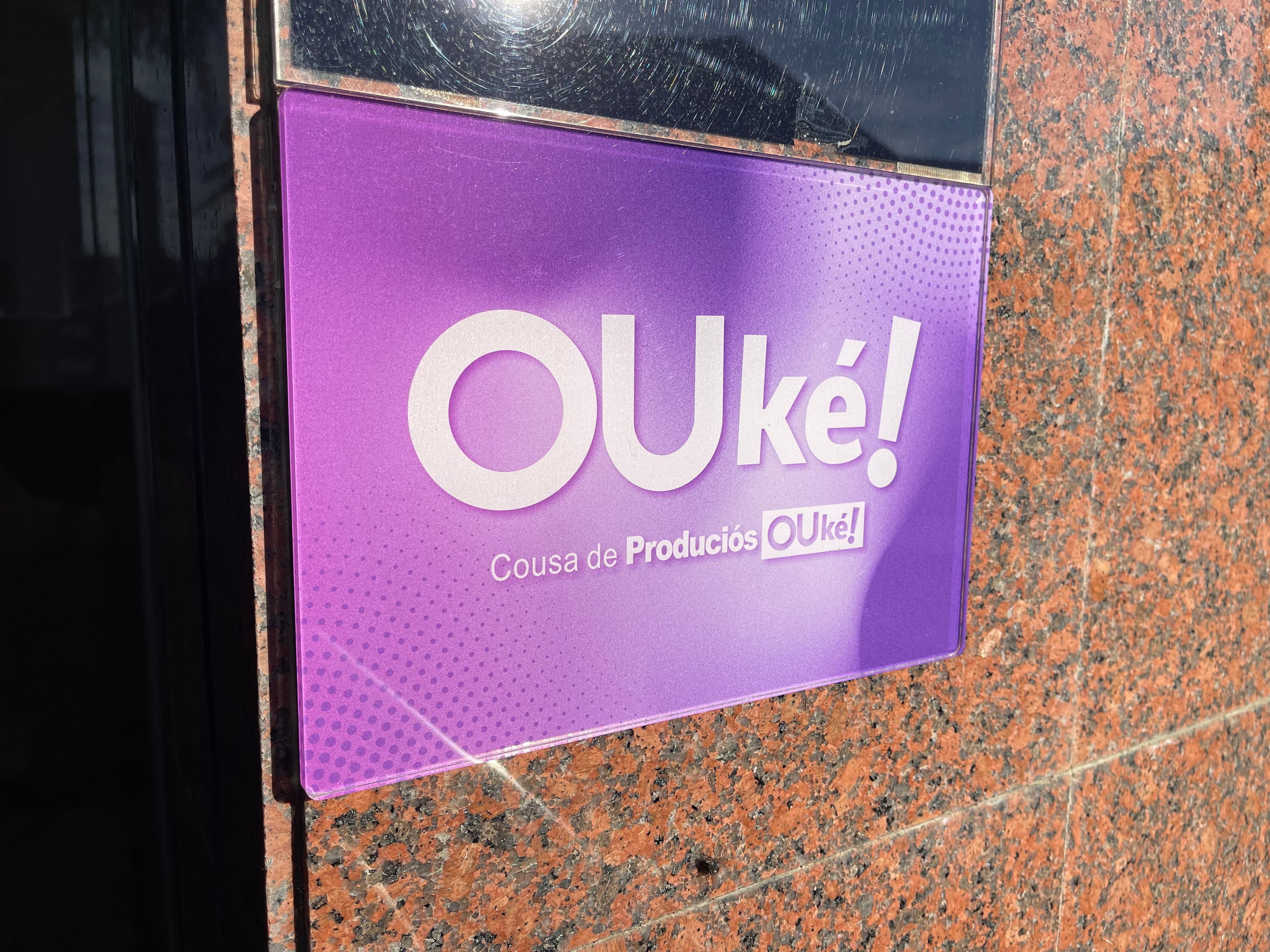 Placa da oficina de Produciós OU ké!